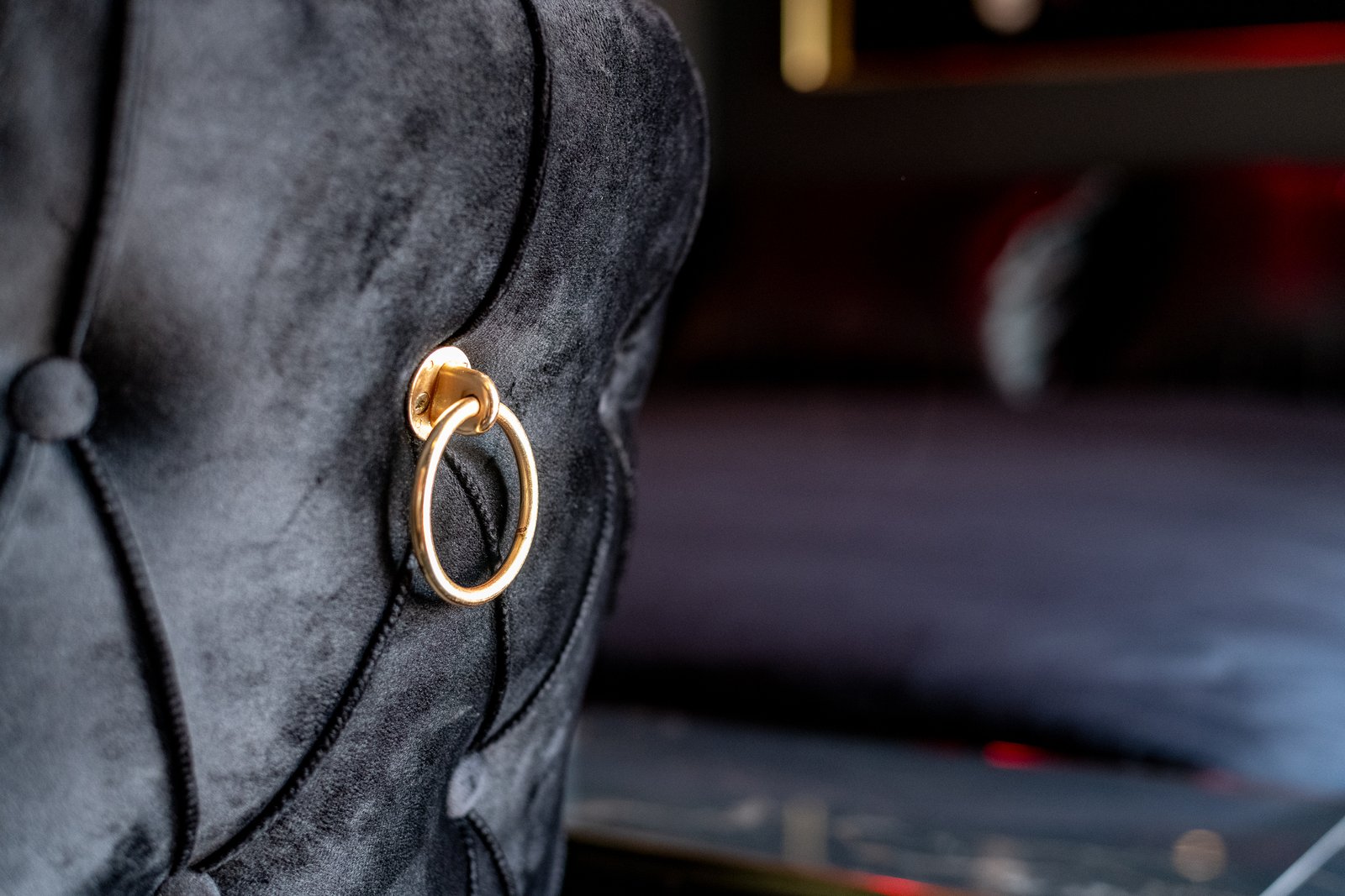 Photo d'une statuette noire et gold